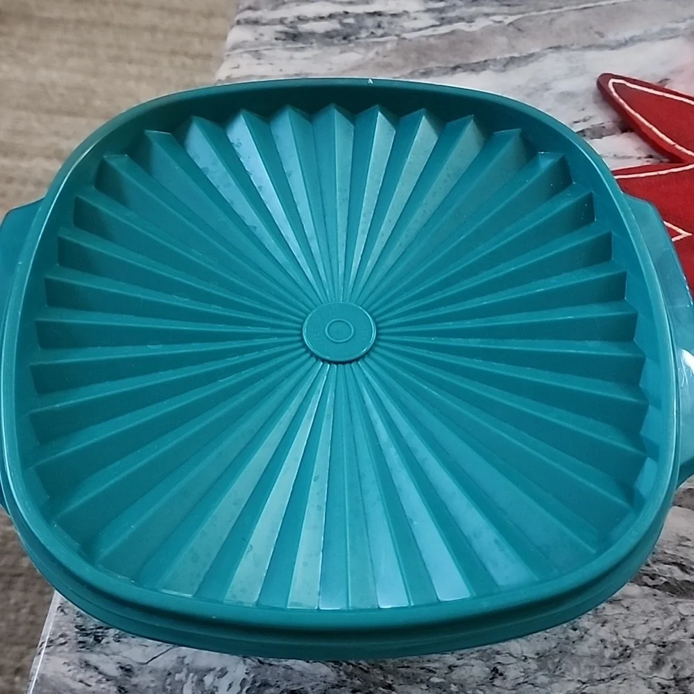 Tupperware Servalier Bowl W/ Sunburst Lid
